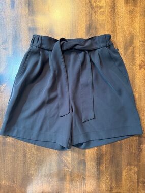 Lululemon Black High-Rise 5.5 in Noir Short Paperbag Tie Waist Size 6